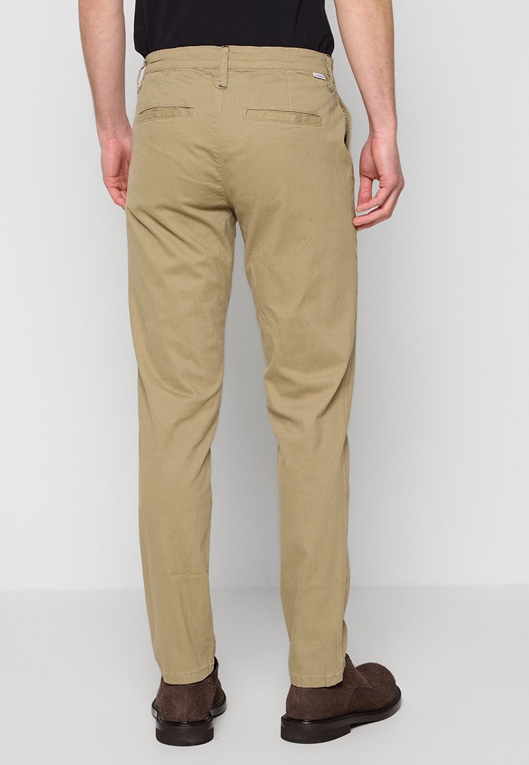 REGULAR FIT Media 3