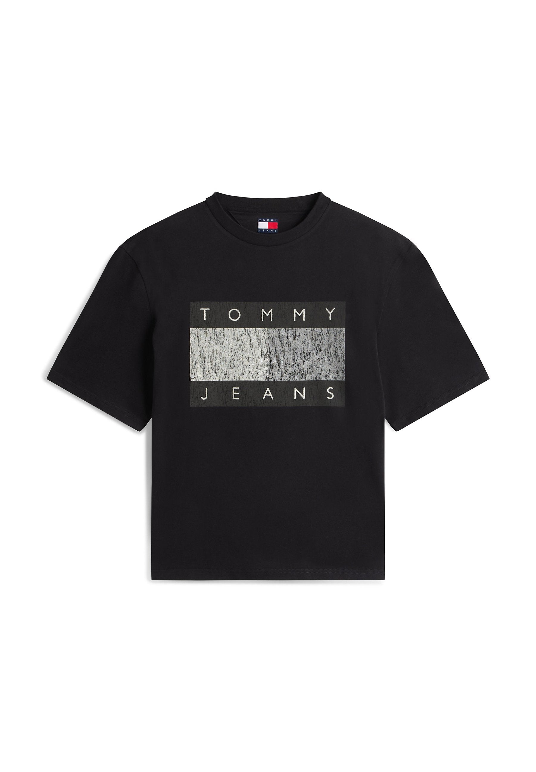 Schwarzes Baumwoll-T-Shirt mit einem rechteckigen Motiv, auf dem "TOMMY" und "JEANS" in Weiß vor einem strukturierten grauen Hintergrund zu sehen sind. Kurze Ärmel.