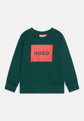 Grüner Hoodie mit einem roten rechteckigen Grafikdesign, das das Wort "HUGO" in Schwarz zeigt. Klassisches Rundhals-Design mit gerippten Bündchen und Saum.