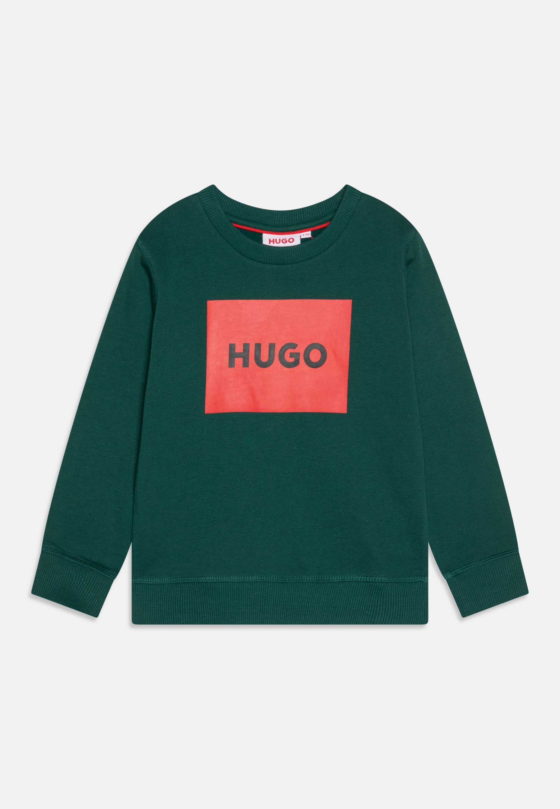 Grüner Hoodie mit einem roten rechteckigen Grafikdesign, das das Wort "HUGO" in Schwarz zeigt. Klassisches Rundhals-Design mit gerippten Bündchen und Saum.