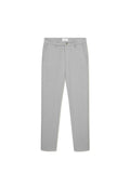 Graue maßgeschneiderte Hose mit einem dezenten Muster, ausgestattet mit Seitentaschen, einem vorderen Knopfverschluss und einem schlanken Schnitt.