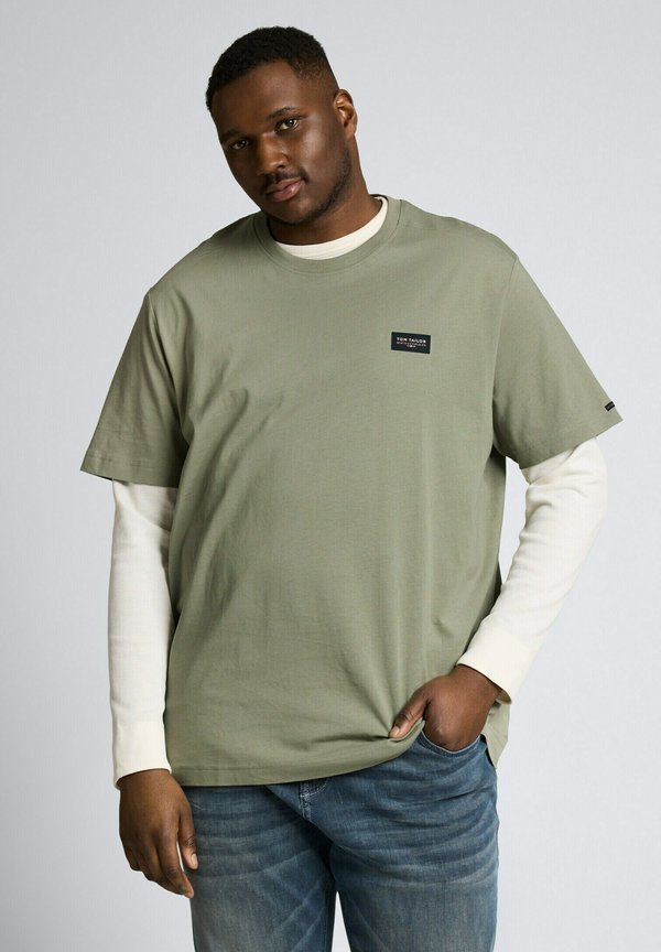 TOM TAILOR PLUS SIZE - MIT LOGO-BADGE - Basic T-shirt - greyish shadow olive