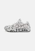 Weiße Sneaker mit schwarzen Grafikmustern, die Blumen, Insekten und abstrakte Designs zeigen. Runde Zehenpartie und weiße Schnürsenkel, Gummisohle.