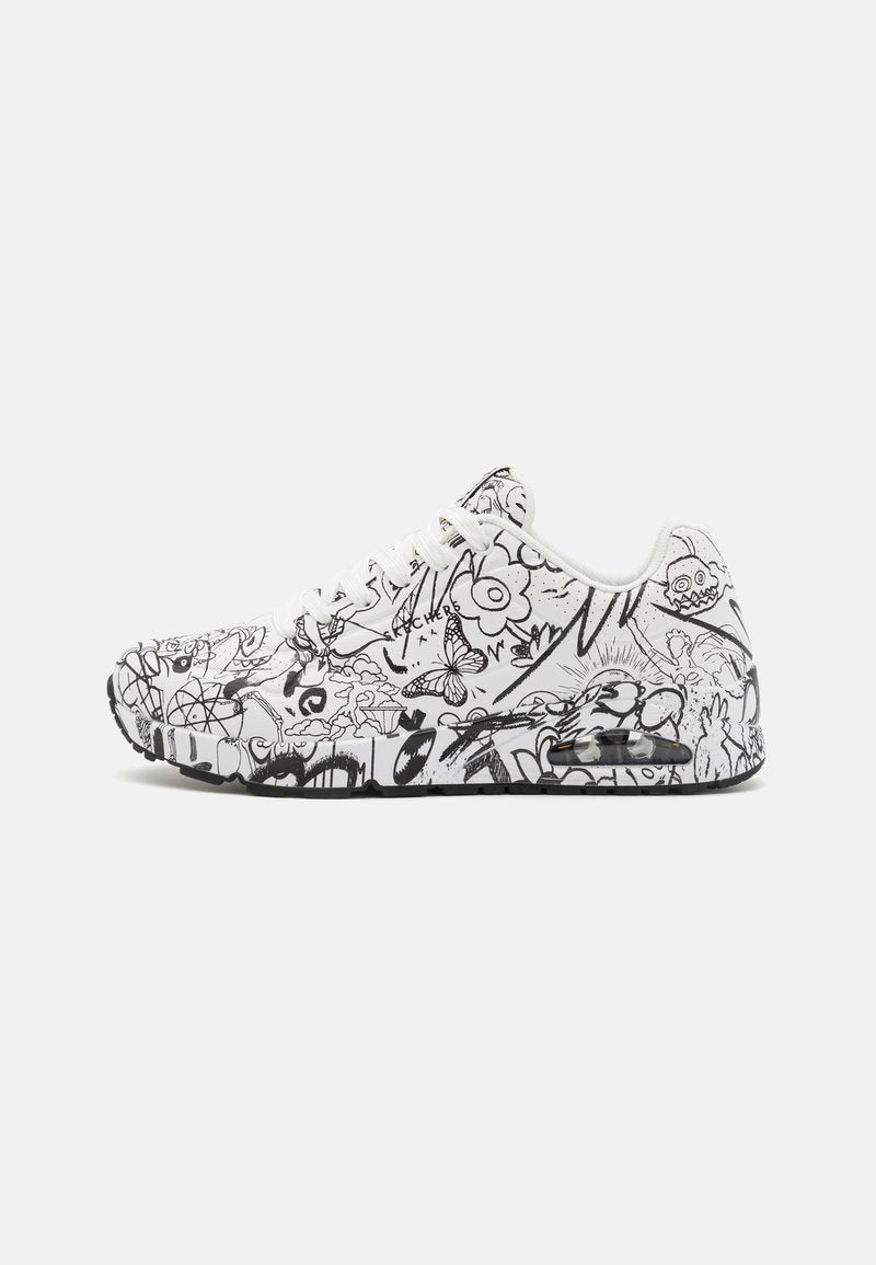 Weiße Sneaker mit schwarzen Grafikmustern, die Blumen, Insekten und abstrakte Designs zeigen. Runde Zehenpartie und weiße Schnürsenkel, Gummisohle.