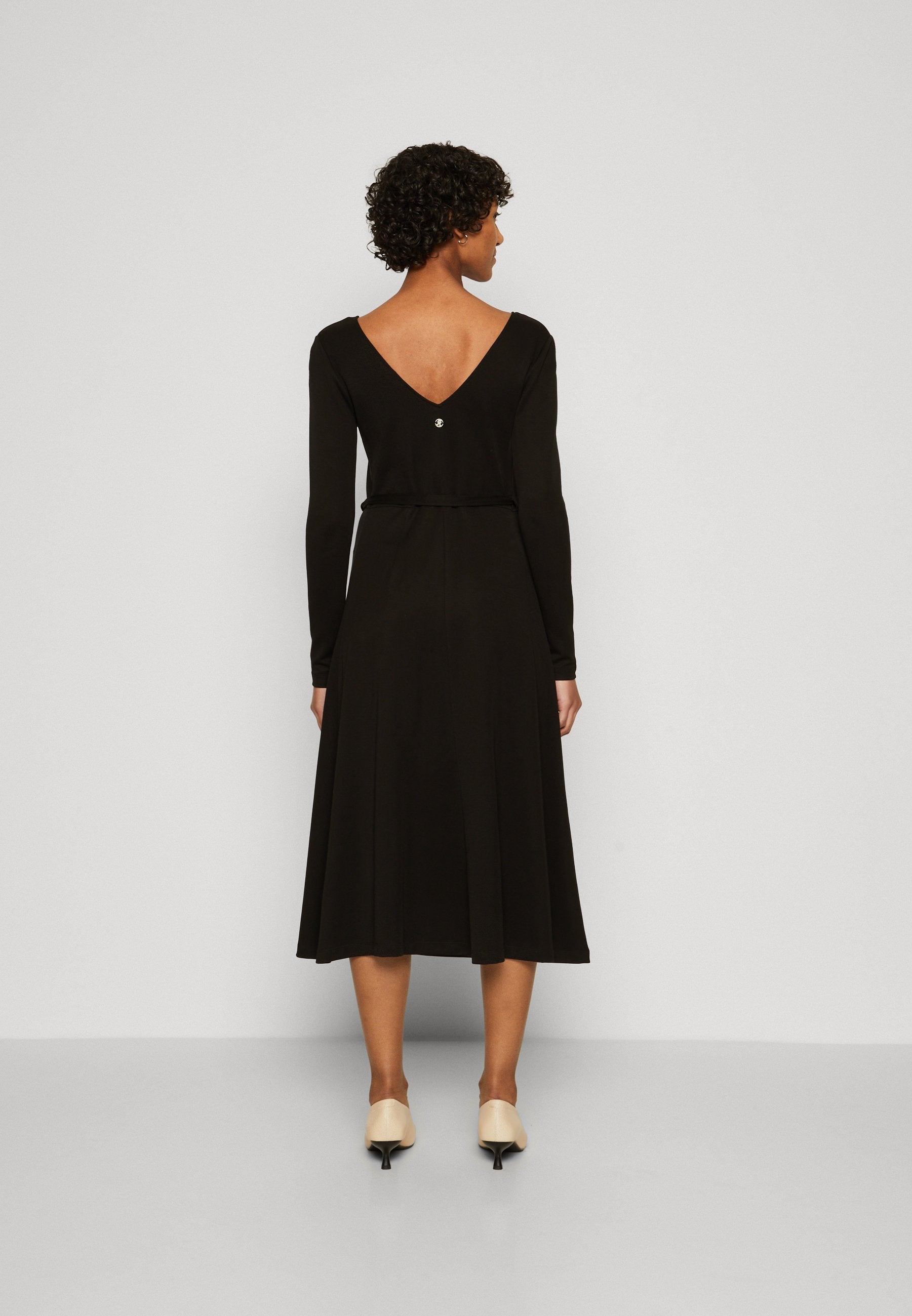 WRAP MIDI DRESS Media 4