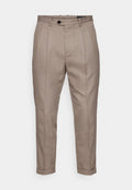 Beige, maßgeschneiderte Hosen mit flacher Vorderseite, Falten und umgeschlagenem Saum. Hergestellt aus einem glatten Stoff mit einem Knopfverschluss an der Taille.