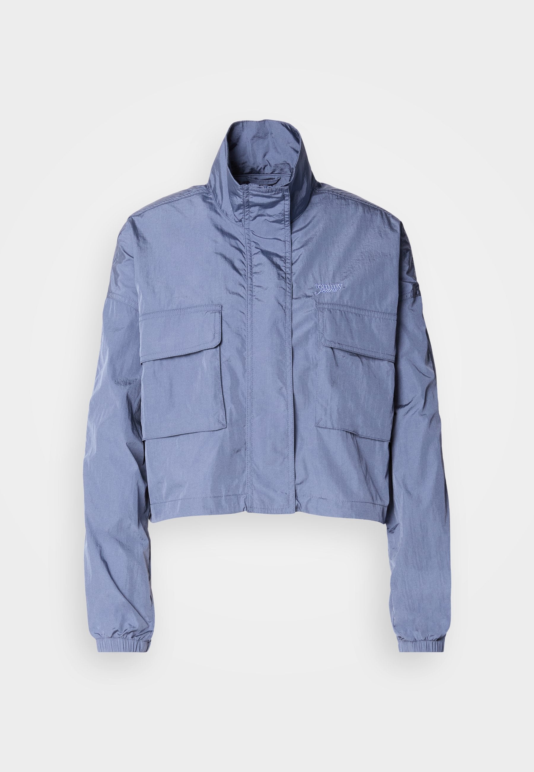 Gekürzte blaue Jacke aus leichtem Material, mit hohem Kragen, elastischen Bündchen und zwei großen Fronttaschen. Minimalistisches Design.