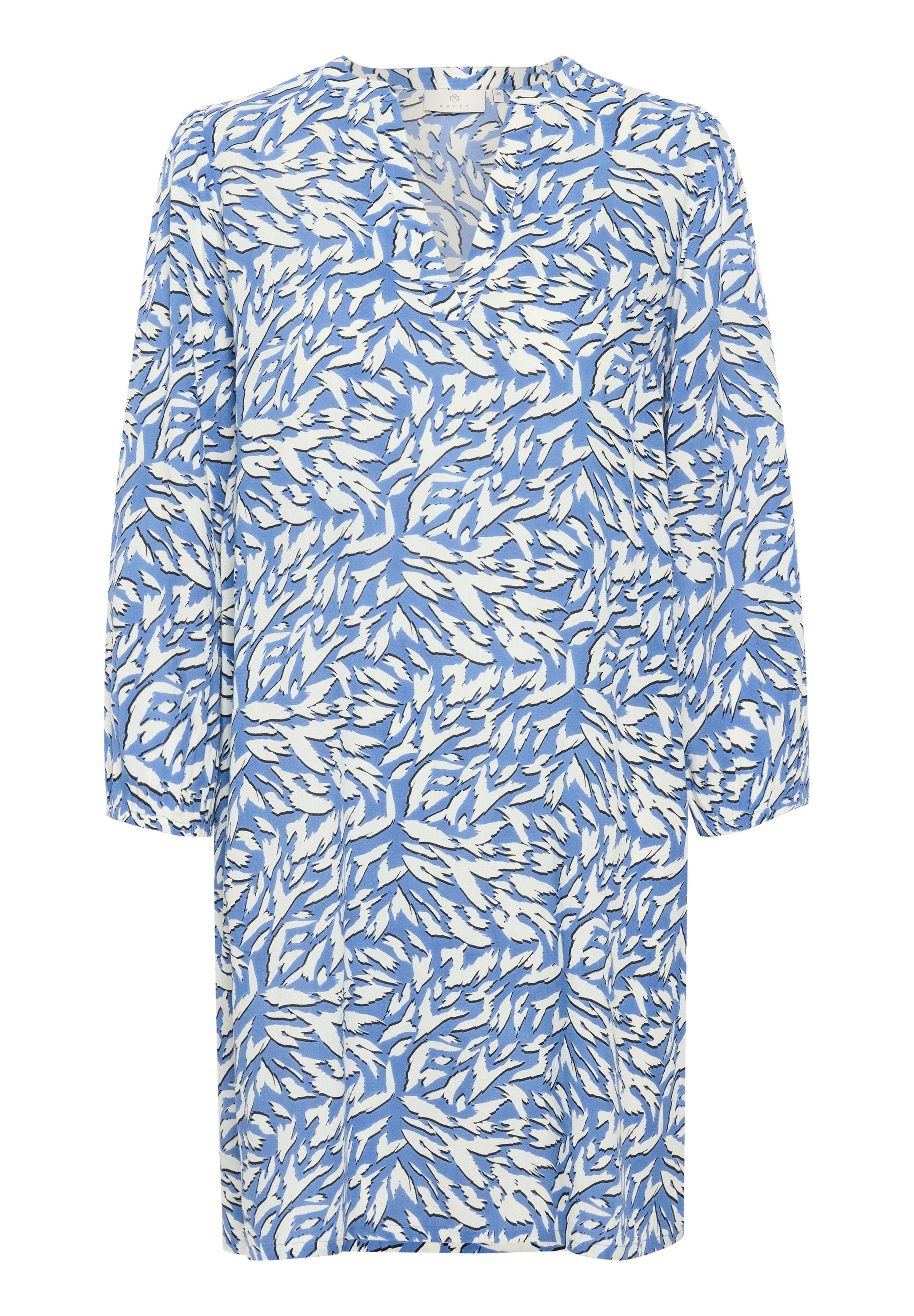 Blau-weißes Kleid mit V-Ausschnitt und dreiviertel Ärmeln, das ein blattmusteredes Design auf leichtem Stoff zeigt.