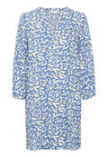 Blau-weißes Kleid mit V-Ausschnitt und dreiviertel Ärmeln, das ein blattmusteredes Design auf leichtem Stoff zeigt.