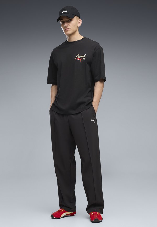 Puma ESSENTIALS 4-WAY STRETCH STACKED RELAXED HOSE - Tracksuit bottoms - black