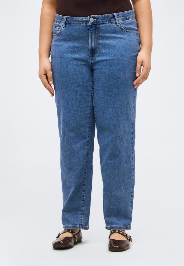 Vero Moda Curve VMCLUSIA TESSA MOM JEANS - Mom Jeans - medium blue denim