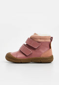 Rosa Leder-Stiefel mit hohem Schaft, zwei verstellbaren Klettverschlüssen, weichem Fleece-Futter und brauner Gummisohle. Strukturelle Wildleder-Akzente.