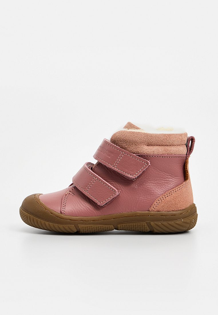 Rosa Leder-Stiefel mit hohem Schaft, zwei verstellbaren Klettverschlüssen, weichem Fleece-Futter und brauner Gummisohle. Strukturelle Wildleder-Akzente.
