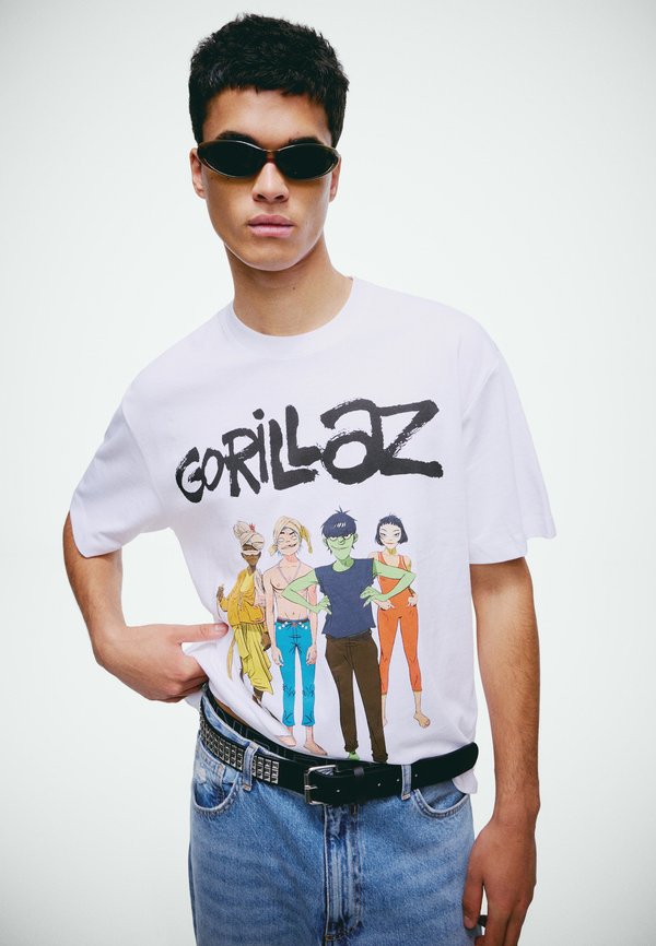 Bershka RELAXED FIT GORILLAZ PRINT T-SHIRT - Print T-shirt - white