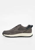 Grauer Schnürsneaker mit Mesh- und Veloursleder-Paneelen, weißer Zwischensohle, schwarzer Außensohle und schwarzem Fersenlaschen auf weißem Hintergrund.