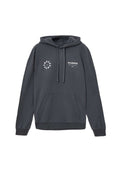 Dunkelgrauer Kapuzenpullover aus Baumwolle mit einer Kängurutasche. Mit einem runden Logo und dem Markennamen in Weiß auf der Vorderseite bedruckt.