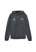 Dunkelgrauer Kapuzenpullover aus Baumwolle mit einer Kängurutasche. Mit einem runden Logo und dem Markennamen in Weiß auf der Vorderseite bedruckt.