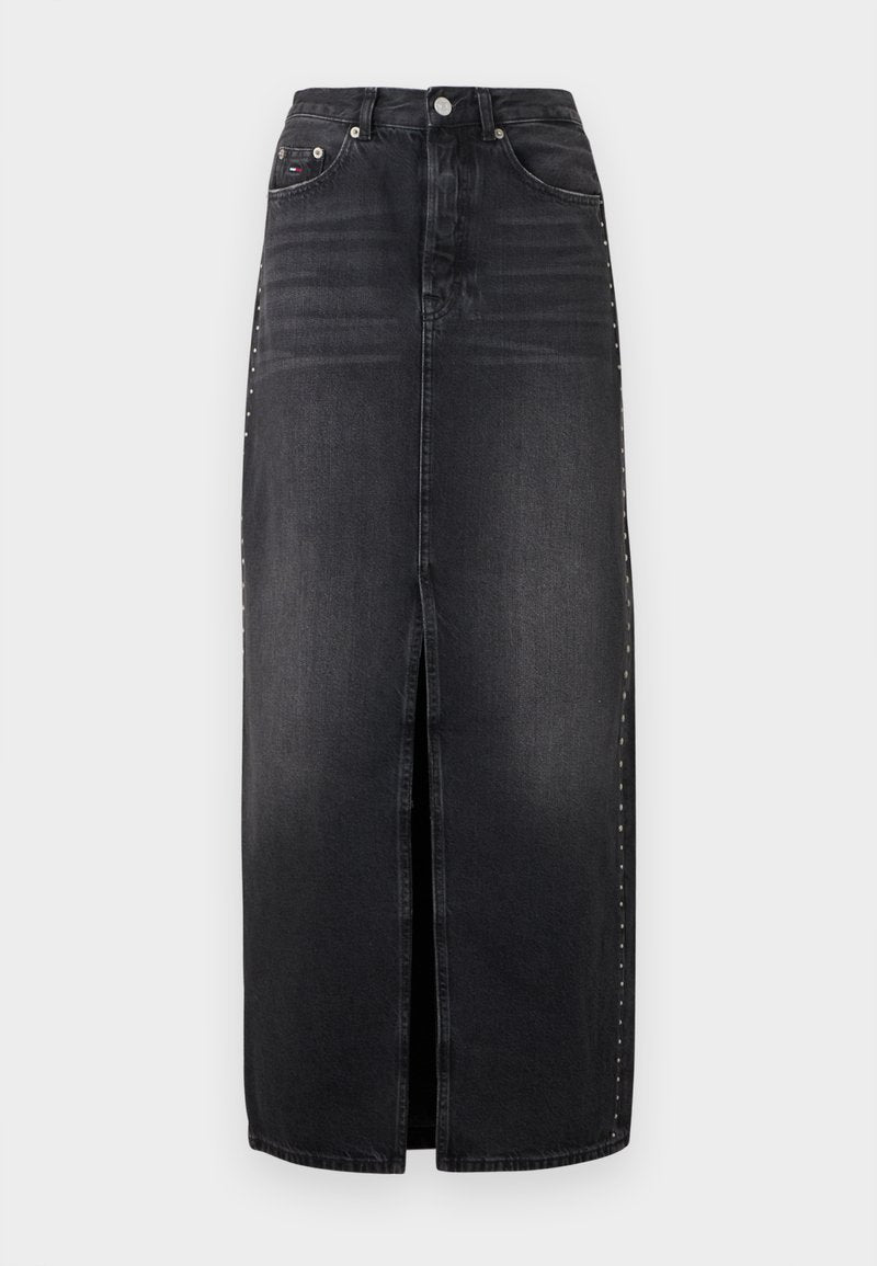 Schwarzer Jeansrock mit einem Schlitz vorne, hoher Taille, fünf Taschen und Nieten entlang der Seitennähte. Klassisches Design.