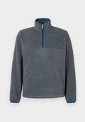 Grauer Fleece-Pullover mit einem halbseitigen Reißverschlusskragen, blauen Akzenten an Reißverschluss und Bündchen sowie einer Fronttasche. Weiche Textur, lockere Passform.