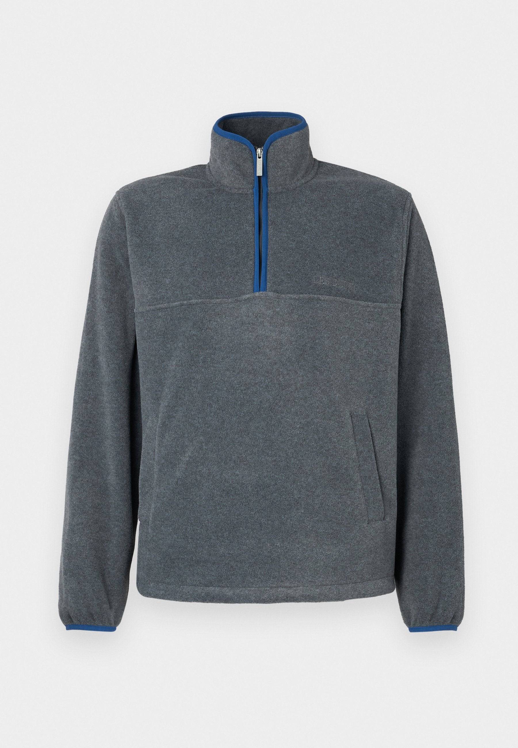 Grauer Fleece-Pullover mit einem halbseitigen Reißverschlusskragen, blauen Akzenten an Reißverschluss und Bündchen sowie einer Fronttasche. Weiche Textur, lockere Passform.