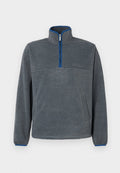 Grauer Fleece-Pullover mit einem halbseitigen Reißverschlusskragen, blauen Akzenten an Reißverschluss und Bündchen sowie einer Fronttasche. Weiche Textur, lockere Passform.