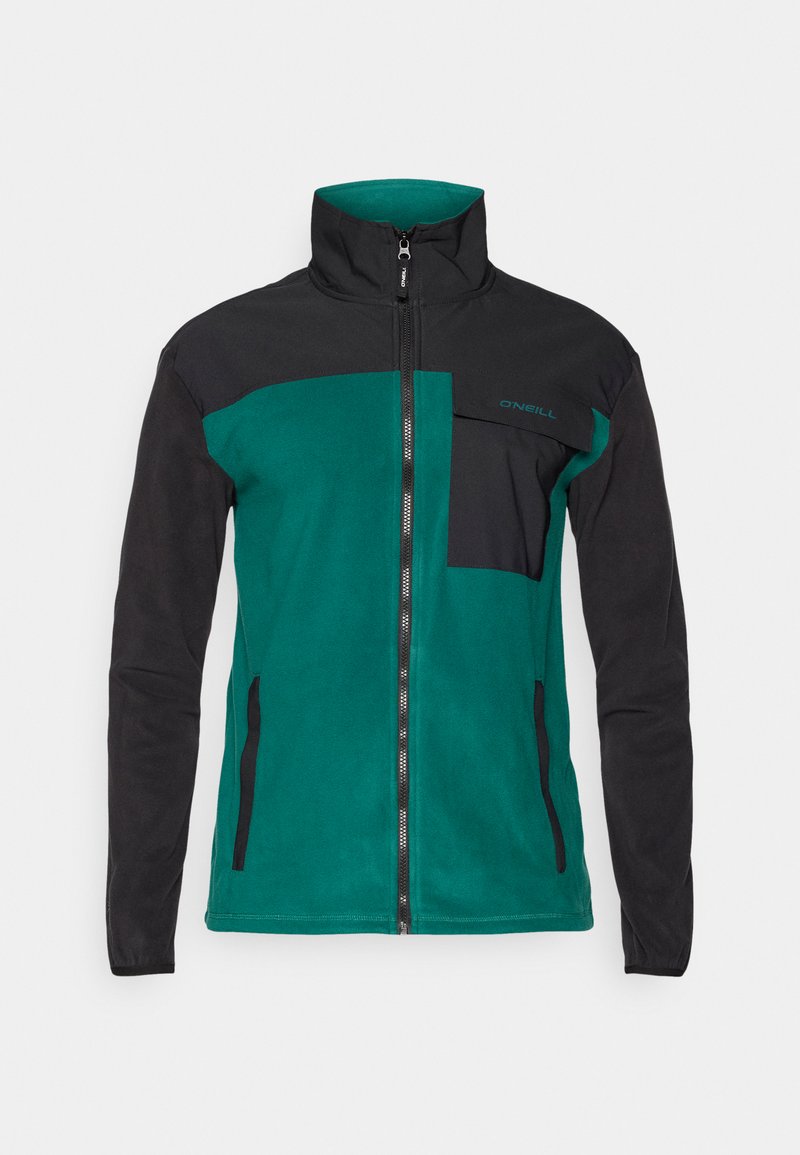 Fleecejacke mit grünem Körper und schwarzen Ärmeln, hohem Kragen, durchgehendem Reißverschluss und einer Reißverschlusstasche auf der Brust.