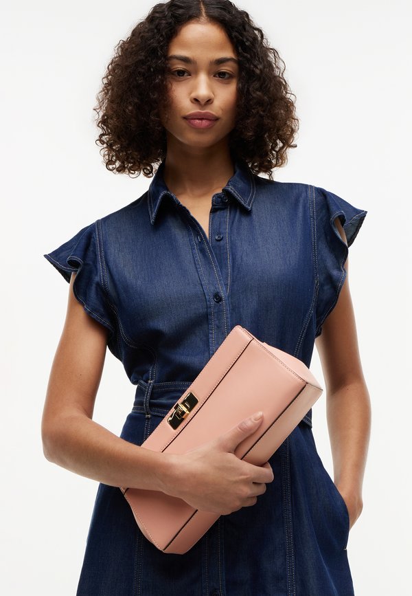 Tommy Hilfiger MODERN CLUTCH - Clutch - porcelain pink