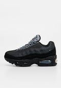 Schwarzer und dunkelgrauer Nike Air Max 95 Sneaker mit sichtbarer Luftdämpfung in der Sohle und Mesh-Obermaterial, von der Seite auf weißem Hintergrund dargestellt.