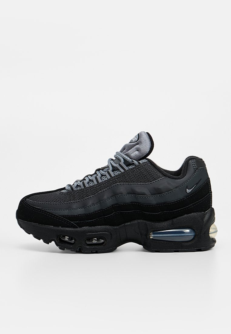 Schwarzer und dunkelgrauer Nike Air Max 95 Sneaker mit sichtbarer Luftdämpfung in der Sohle und Mesh-Obermaterial, von der Seite auf weißem Hintergrund dargestellt.