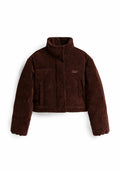 Braune, taillierte Steppjacke aus Cord mit hohem Kragen, ausgestattet mit einem Knopfverschluss und zwei Fronttaschen. Dezentes Logo auf der Brust.
