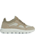 Beige Wildlederschuh mit Mesh-Akzenten, runder Zehenpartie und weißer Gummisohle mit Wellenmustern. Mit elastischem Kragen und Schnürverschluss.