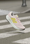 New Balance EVOZ V4 - Road running shoes - pink salt/alkaline green/silver-coloured metallic