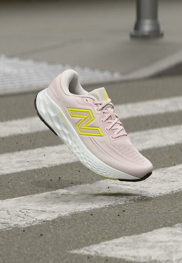 New Balance EVOZ V4 - Road running shoes - pink salt/alkaline green/silver-coloured metallic