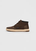 Brauner High-Top-Sneaker mit beiger Sohle, schwarzem gepolstertem Kragen, Schnürverschluss vorne und kleinem Stoff-Logo an der Seite.
