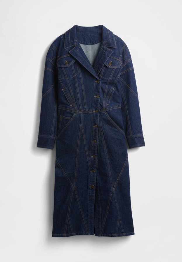 Jeanskleid mit Kragen, langen Ärmeln, Knopfverschlüssen und eckigen Nahtdetails. Dunkelblaue Farbe mit kontrastierenden Nähten.