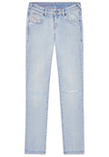 Hellblaue Denim-Jeans mit geradem Schnitt, versehen mit subtilen Used-Effekten in der Kniegegend, Fünf-Taschen-Design und einem standardmäßigen Knopfverschluss.