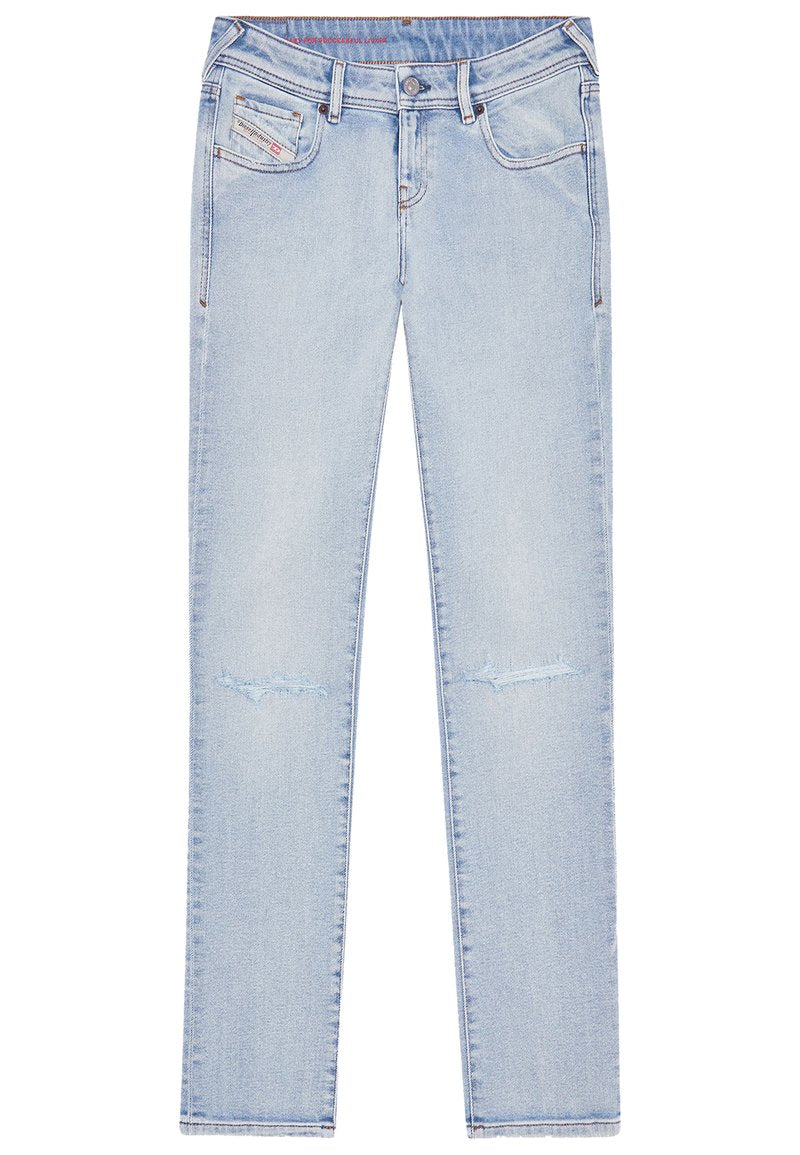 Hellblaue Denim-Jeans mit geradem Schnitt, versehen mit subtilen Used-Effekten in der Kniegegend, Fünf-Taschen-Design und einem standardmäßigen Knopfverschluss.