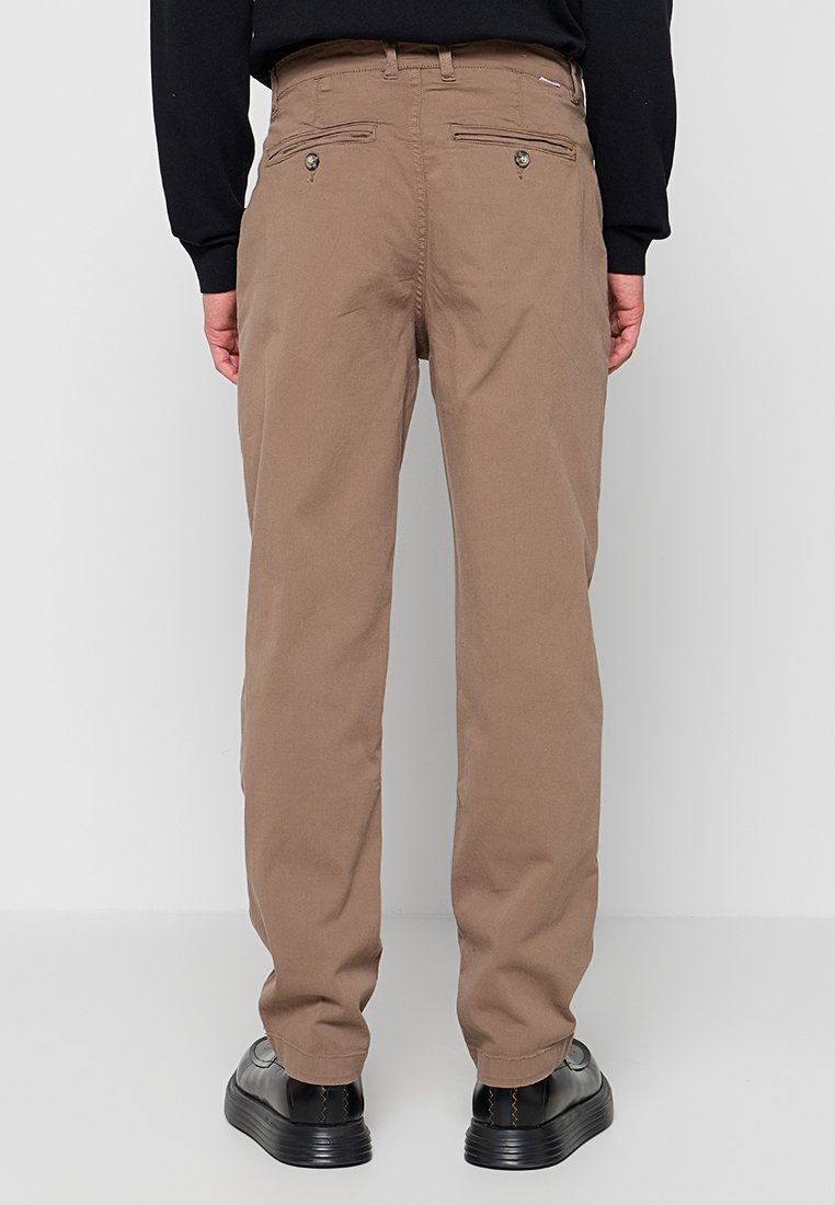RELAXED FIT  Media 3