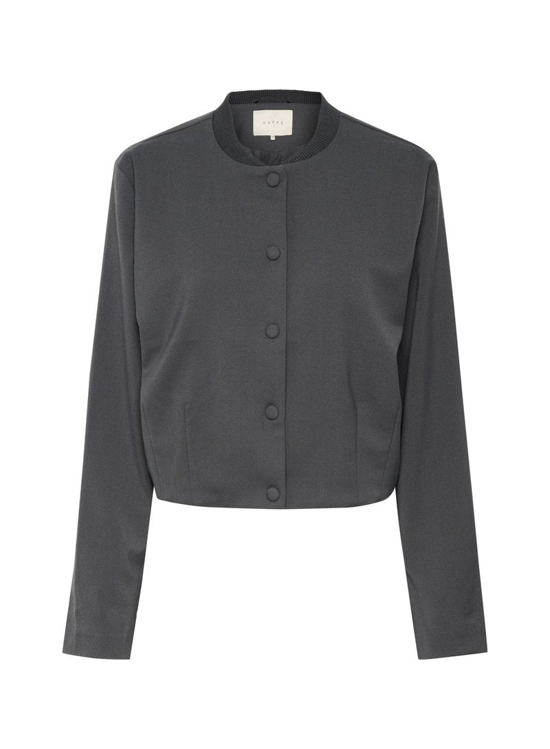 Abgeschnittene dunkelgraue Jacke aus glattem Stoff, mit rundem Kragen, Knopfverschluss und langen Ärmeln. Keine sichtbaren Muster oder Akzente.