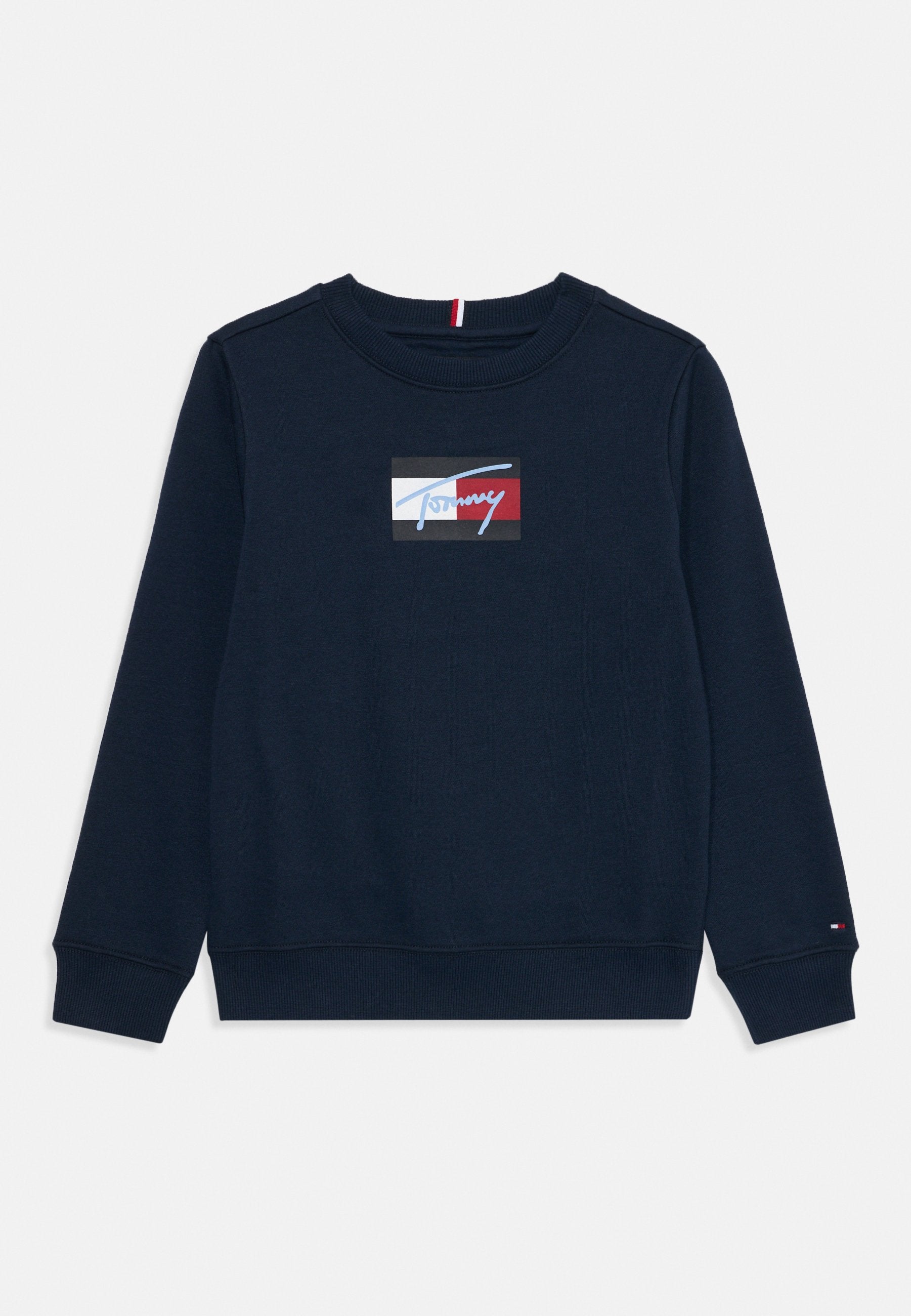 SCRIPT FLAG UNISEX Media 1