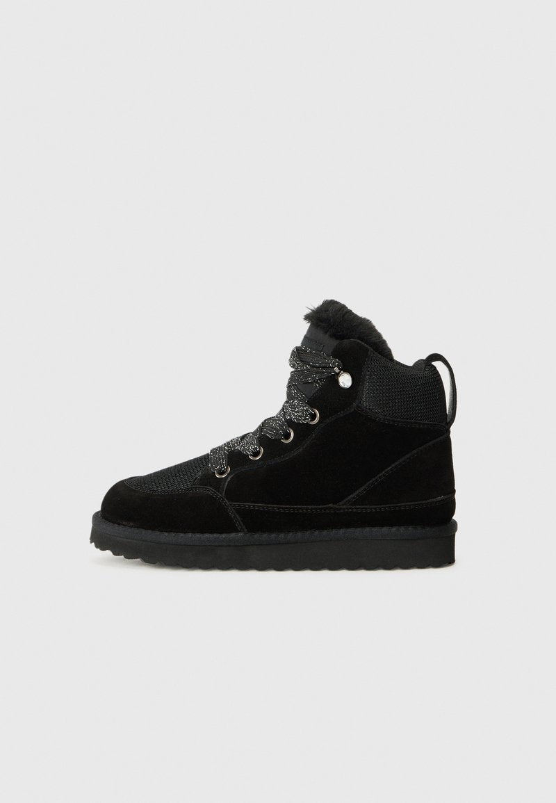 Schwarze Knöchelstiefel aus einer Mischung aus Wildleder und Mesh, mit metallic Schnürsenkeln, einem Kragen aus Kunstfell und einer strukturierten Gummisohle.