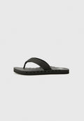 Schwarze Flip-Flop-Sandale mit flacher Gummisohle, strukturiertem Fußbett und einem dünnen Riemen über dem Spann mit Nähdetails.