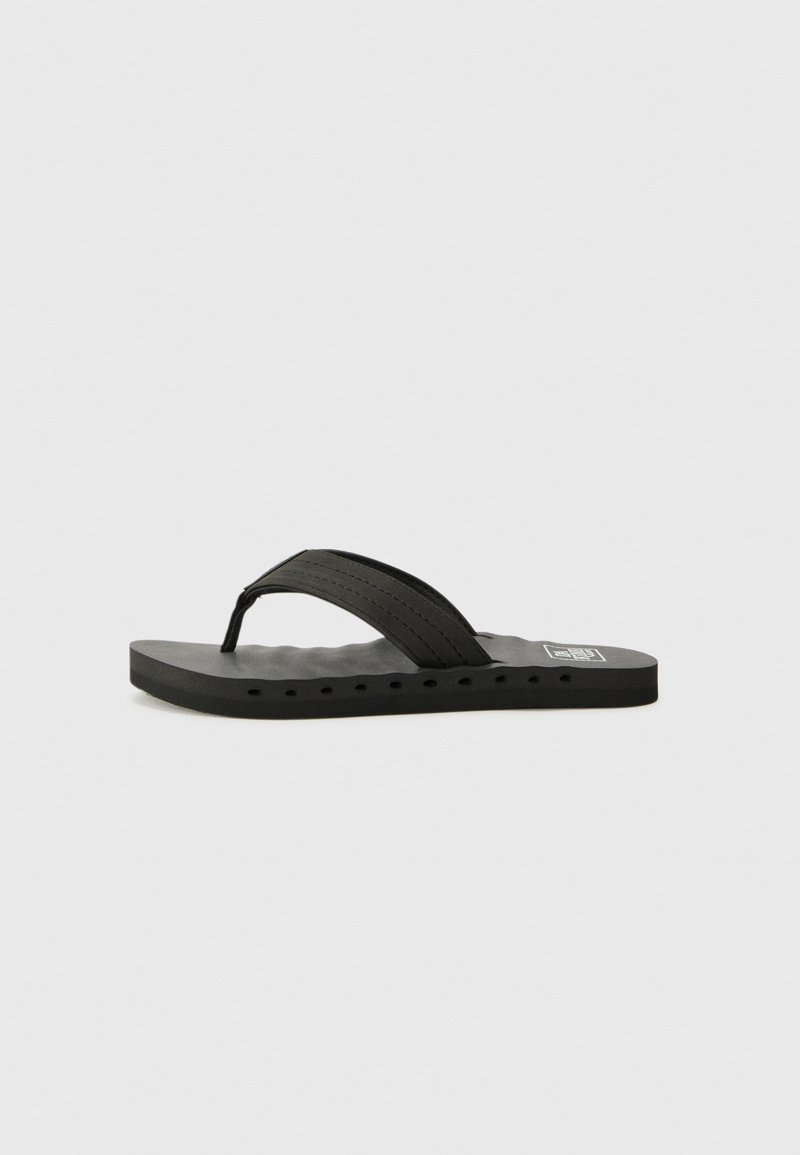 Schwarze Flip-Flop-Sandale mit flacher Gummisohle, strukturiertem Fußbett und einem dünnen Riemen über dem Spann mit Nähdetails.