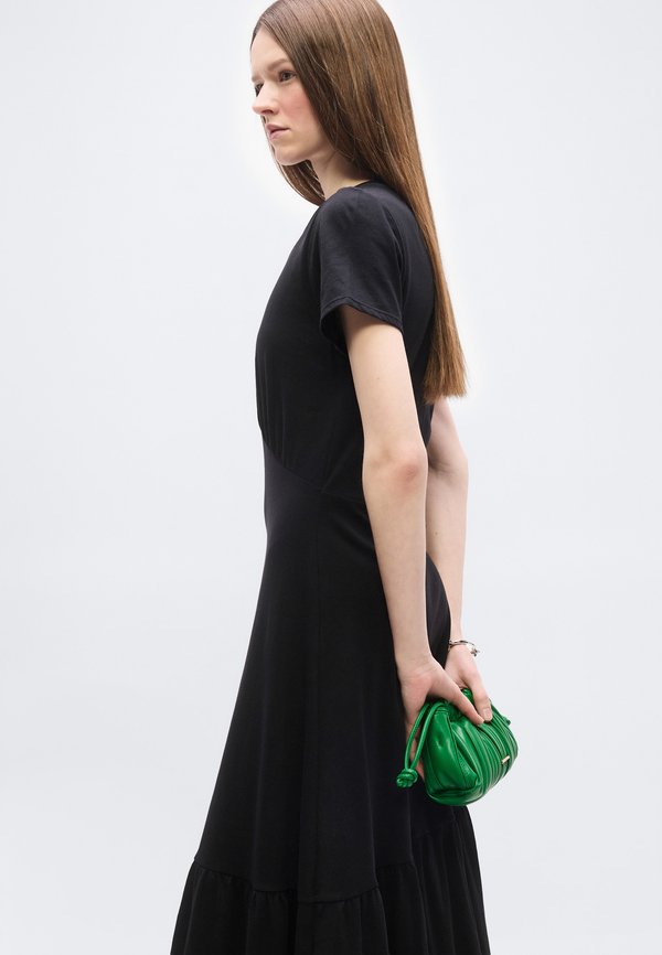 DKNY RUCHED BODICE SHORT SLEEVE TIER LONG DRESS