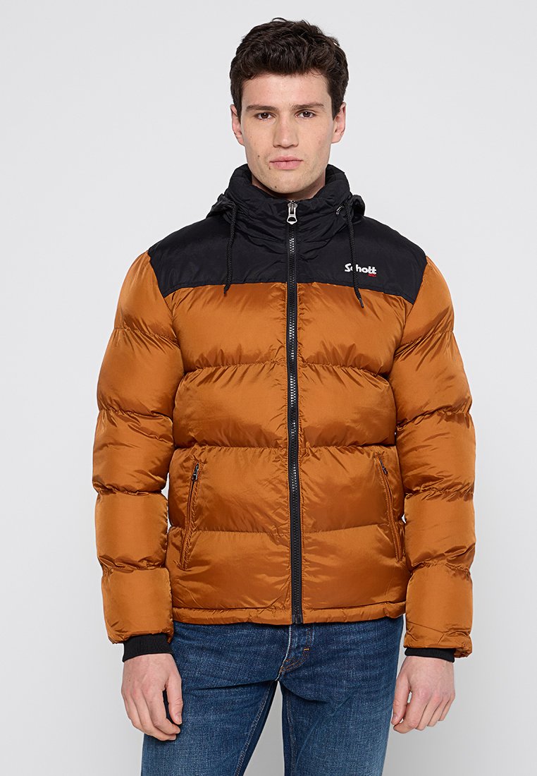 Braune und schwarze Pufferjacke mit Reißverschluss vorne, abnehmbarem Kapuzen und strukturiertem Stoff. Verfügt über Seitentaschen und ein Logo auf der Brust.