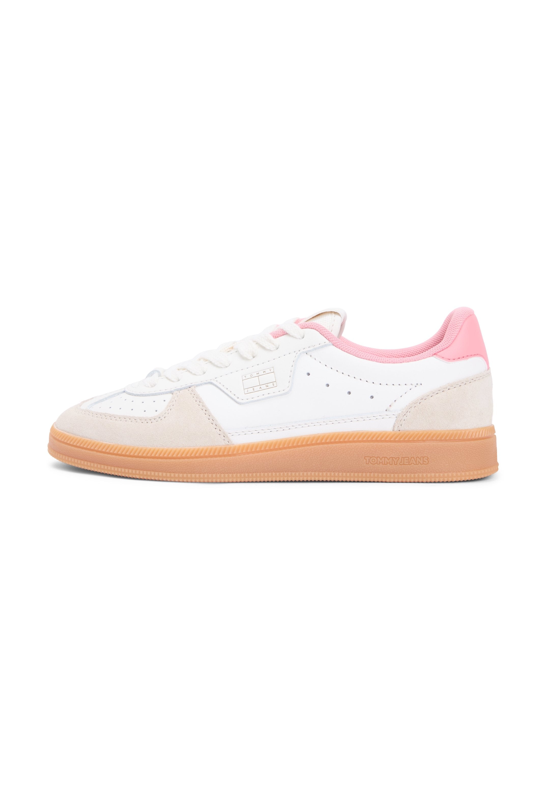 Weißer Sneaker mit pinken Akzenten, Wildleder-Zehenkappe, perforierten Details und einer Gummilaufsohle. Ausgestattet mit Schnürsenkeln und seitlicher Markenprägung.