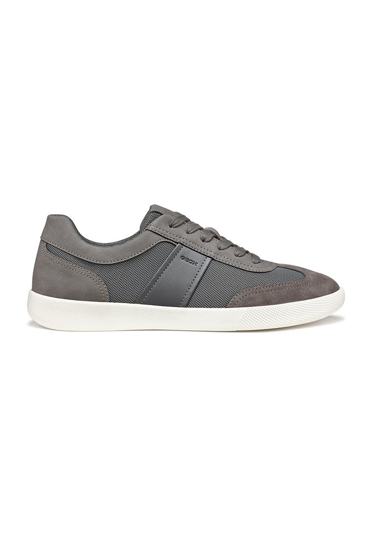 Grauer Sneaker aus einer Kombination von Wildleder und Mesh-Materialien, mit einer weißen Gummisohle, rundem Zehenbereich und drei Paar Ösen.