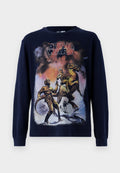 Marinefarbendes Langarm-T-Shirt mit einer Vintage-Star-Wars-Grafikillustration, die Charaktere und ein Wesen in einer verschneiten Landschaft zeigt.