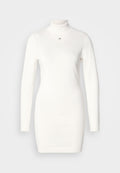 Weißes langärmeliges Turtleneck-Kleid aus einem glatten Strickstoff. Verfügt über eine schlanke Passform und ein kleines Logo-Detail auf der Brust.