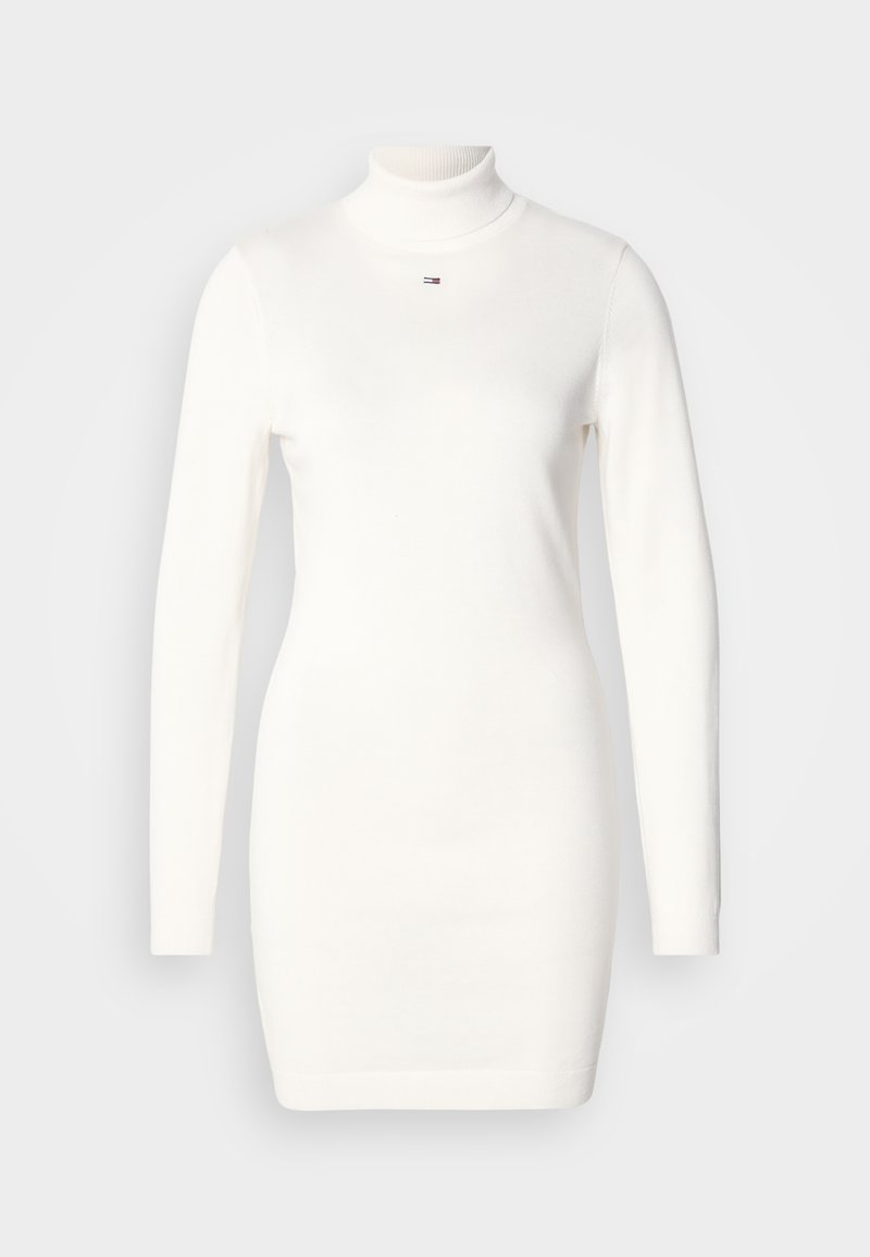 Weißes langärmeliges Turtleneck-Kleid aus einem glatten Strickstoff. Verfügt über eine schlanke Passform und ein kleines Logo-Detail auf der Brust.